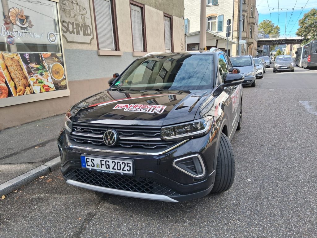 Schwarzer VW auf der Straße