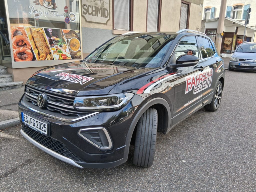 Schwarzes Auto mit Aufschrift