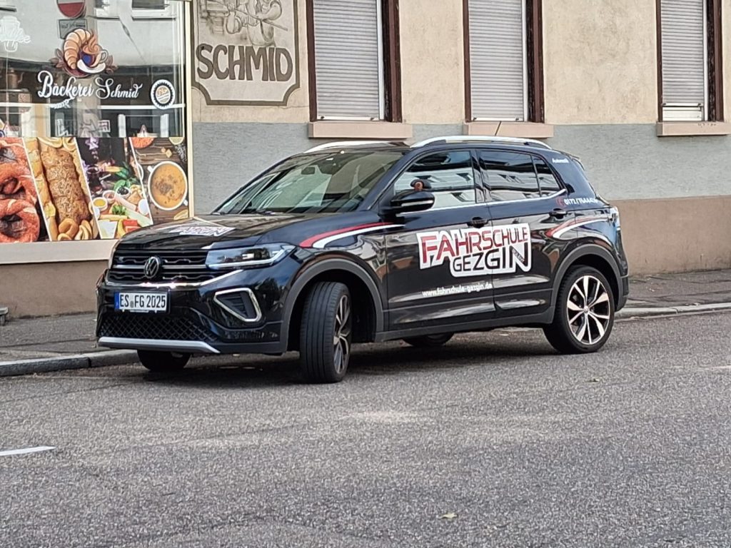 Fahrzeug einer Fahrschule geparkt