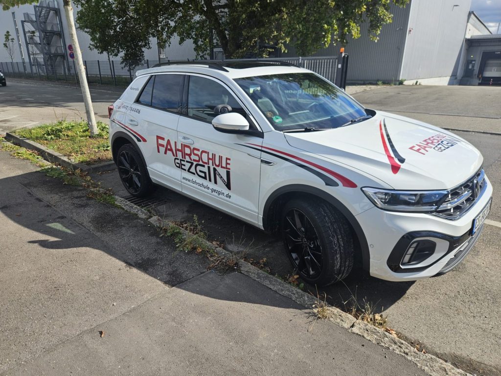 Fahrschulauto auf Parkplatz