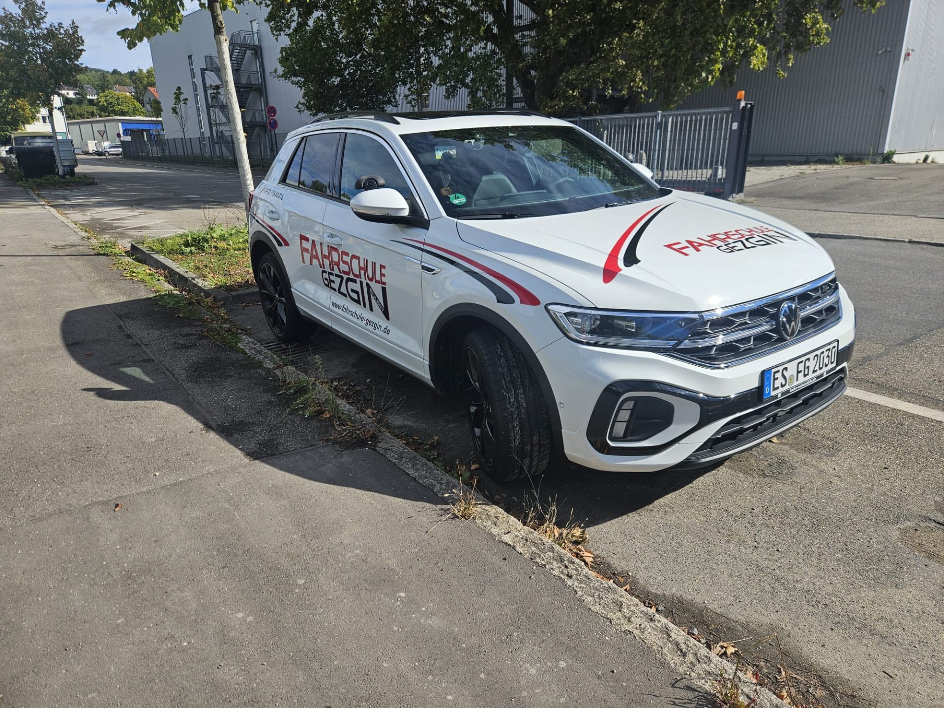 Fahrschulauto auf der Straße