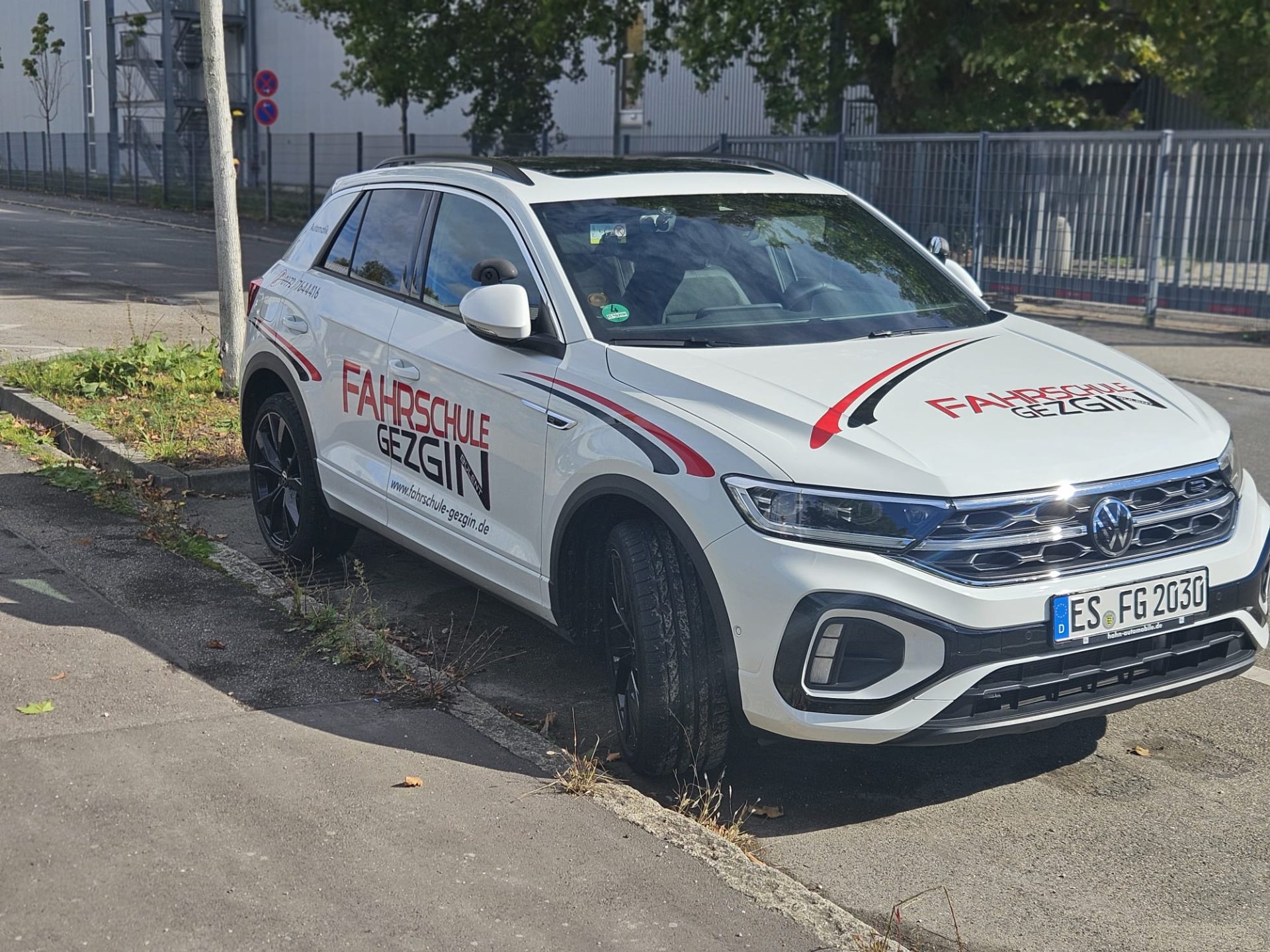 Fahrschulauto auf der Straße