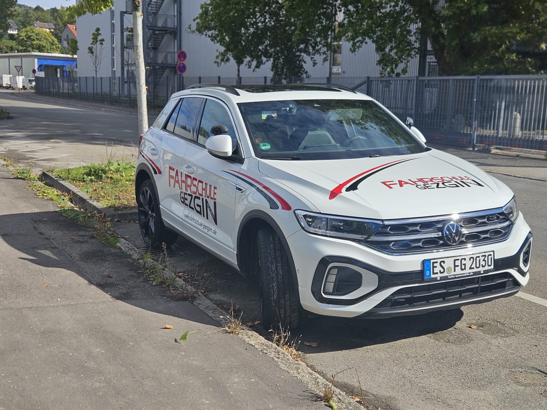 Fahrschulauto auf der Straße